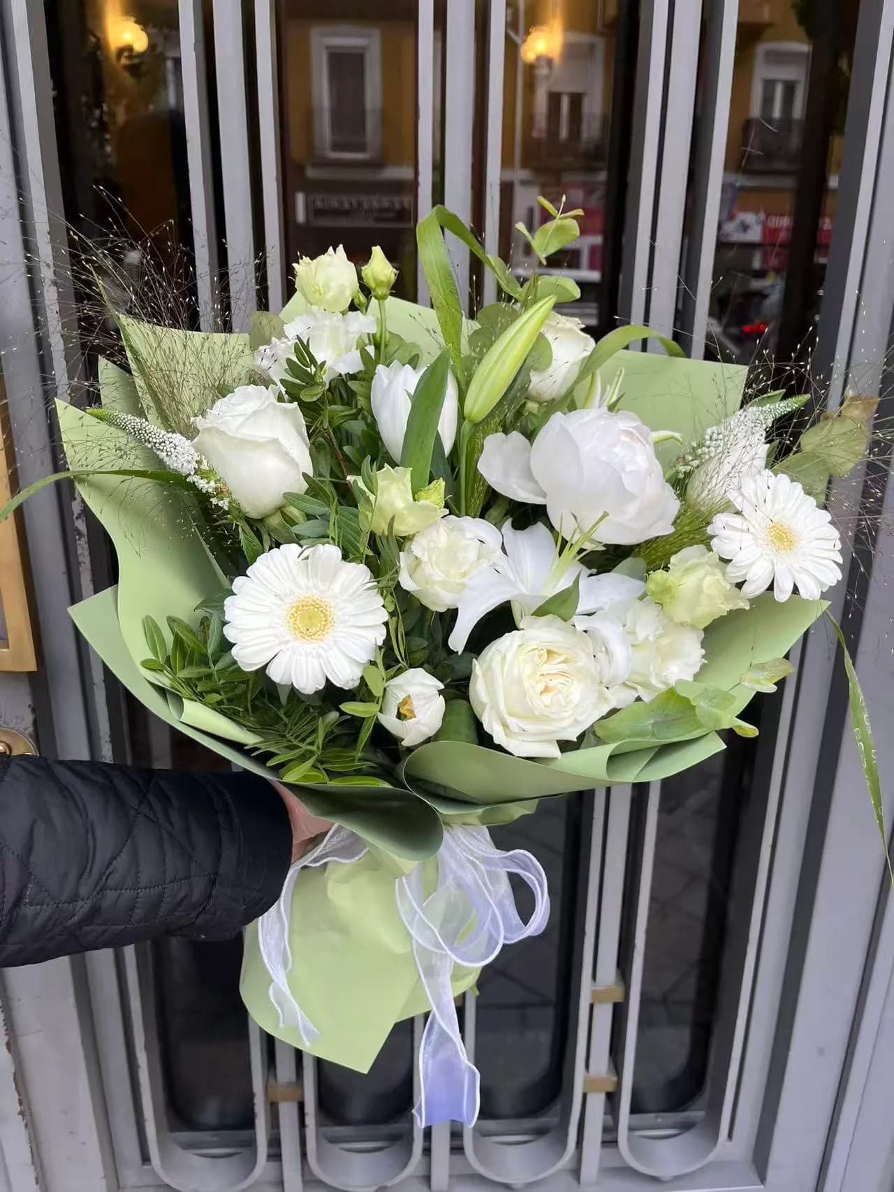 Ramo blanco con verdes naturales