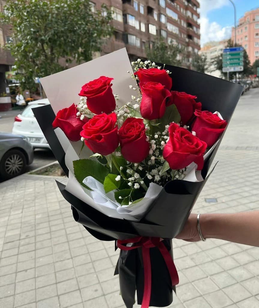 Ramo de rosas rojas con paniculata