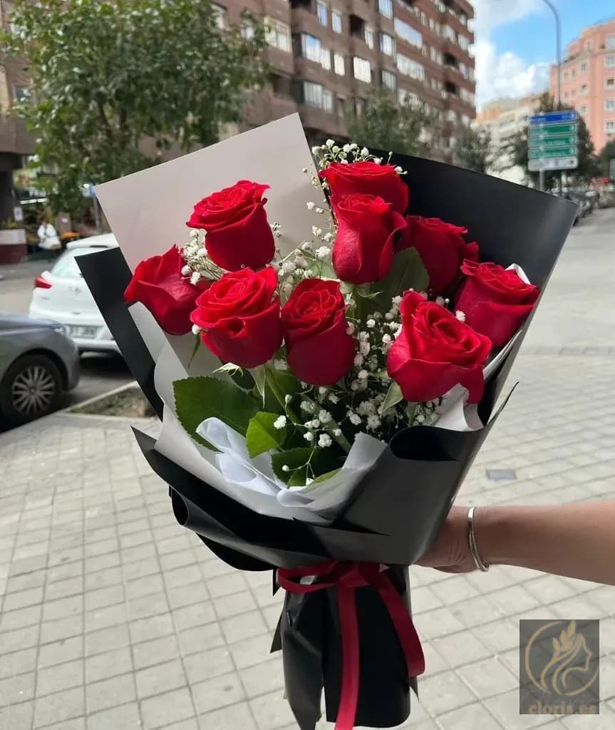 Ramo de rosas rojas con paniculata