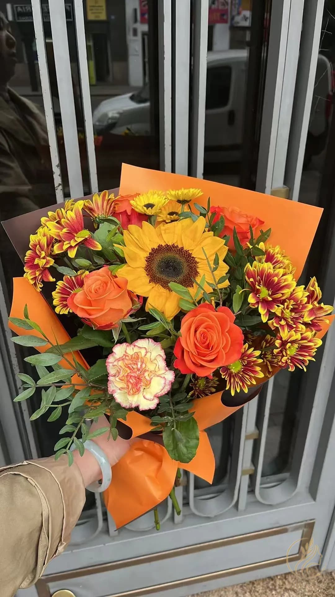 Ramo de girasol y rosas naranjas