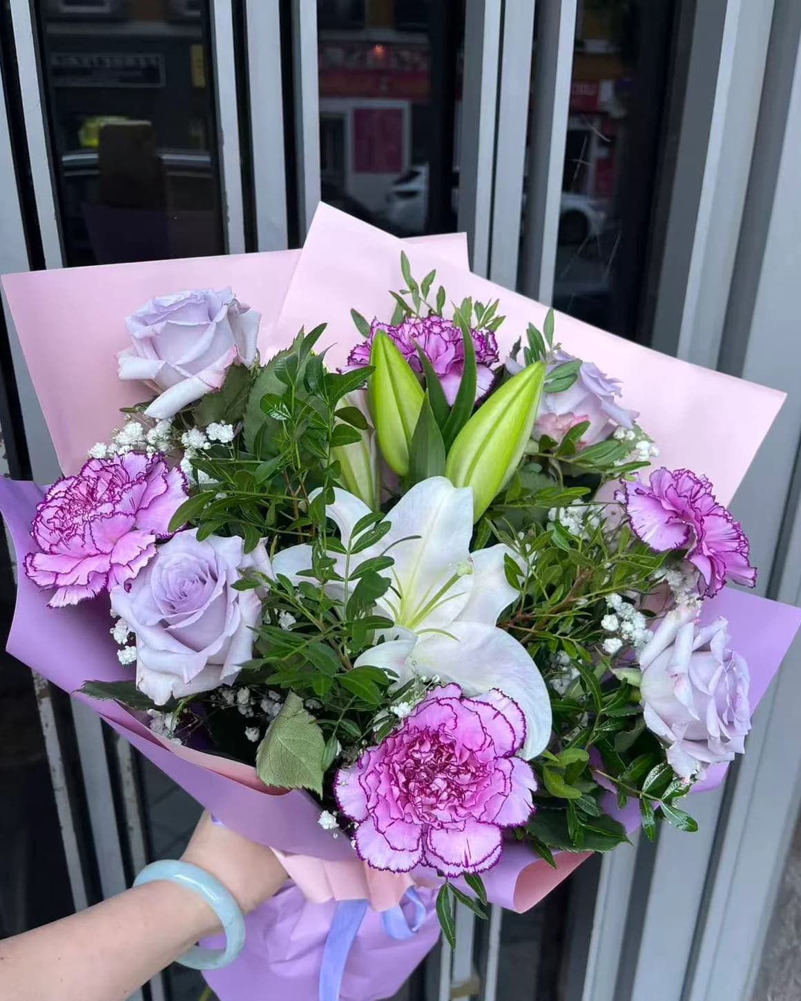 Ramo Malva de rosas lavanda y claveles violeta con lirio blanco en papel coreano rosa y lila